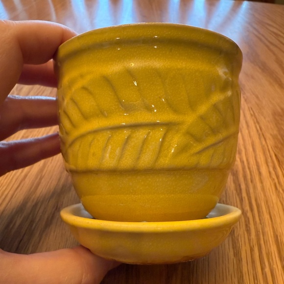 Vintage Yellow Ceramic Leaf Pattern Planter with Saucer Bottom - Picture 4 of 6